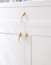 Load image into Gallery viewer, High-End Magpie Brass Drawer Knobs, Minimalist Luxury Bird Shape Handles for Wardrobe and Furniture
