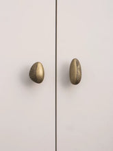 Load image into Gallery viewer, French Vintage Pebble Shape Brass Cabinet Knob, Aged Bronze Designer Drawer Pull, Luxury Furniture Hardware for Wardrobe & Cupboard