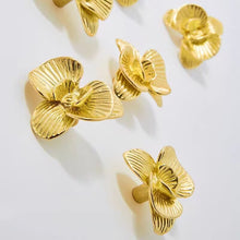 Load image into Gallery viewer, Golden Solid Brass Flower Pulls, Minimalist Luxury Retro Handles for Drawers, Cabinets &amp; Wardrobes
