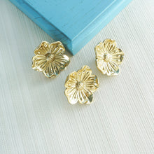 Load image into Gallery viewer, Gold Brass Flower Knobs | Kitchen Cupboard &amp; Drawer Pulls, Cabinet &amp; Dresser Handles, Furniture Hardware
