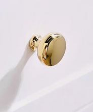Load image into Gallery viewer, French Cream Style Gold Brass Shell Knobs, Minimalist Single Hole Light Luxury Handles for Cabinets, Drawers and Wardrobes
