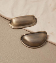 Load image into Gallery viewer, French Antique Brass Shell Solid Brass Drawer Pull, Luxury Retro Cabinet Door Handle for Kitchen Wardrobe
