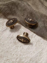 Load image into Gallery viewer, Vintage American French Antique Bronze Brass Knobs, Single Hole Retro Handles for Wardrobes, Kitchen Cabinets, Drawers and Shoe Cabinets
